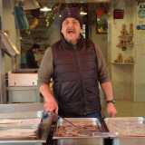 Il 64enne Peppino Antonacci, proprietario della "Pescheria del popolo" in viale Japigia: lui attira i clienti cantando a squarciagola canzoni di successo, rivisitate in chiave ittica